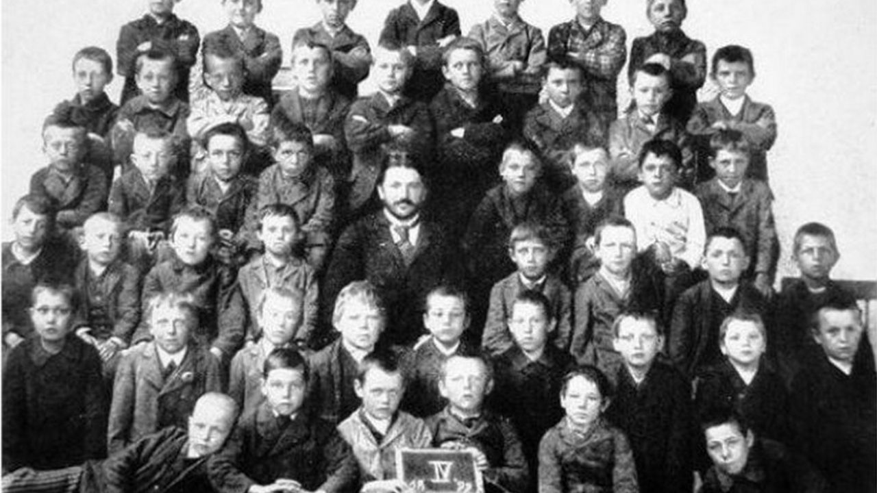 Adolf Hitler u samom vrhu slike