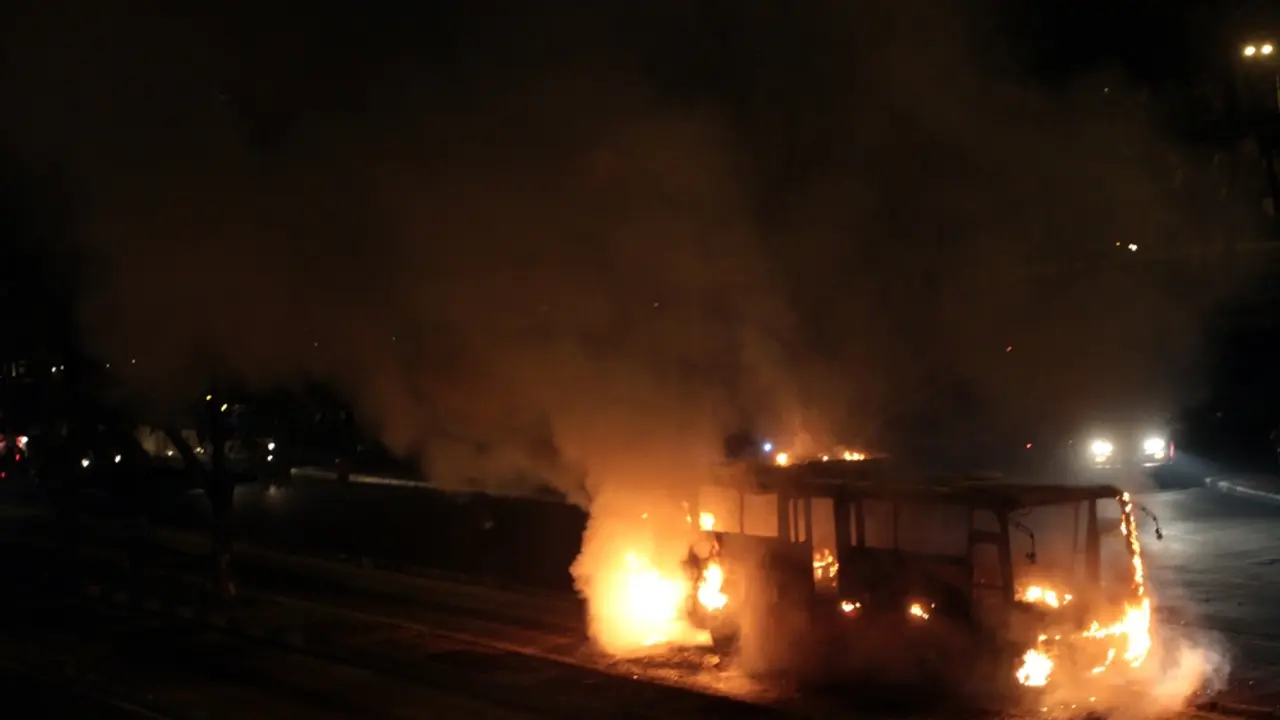 Autobus u plamenu