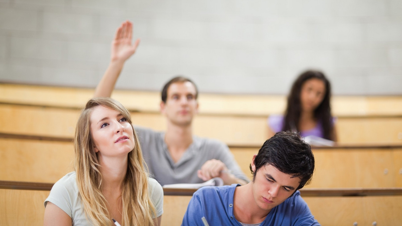 studenti u amfiteatru