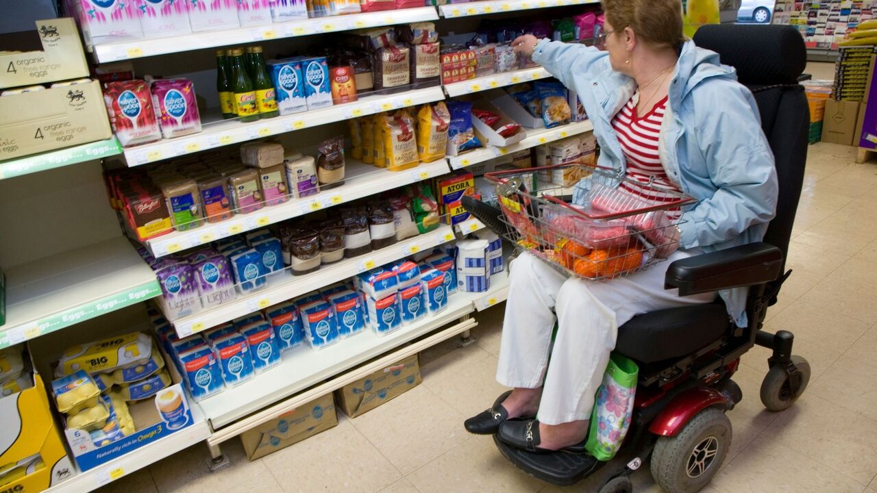žena u invalidskim kolicima u marketu