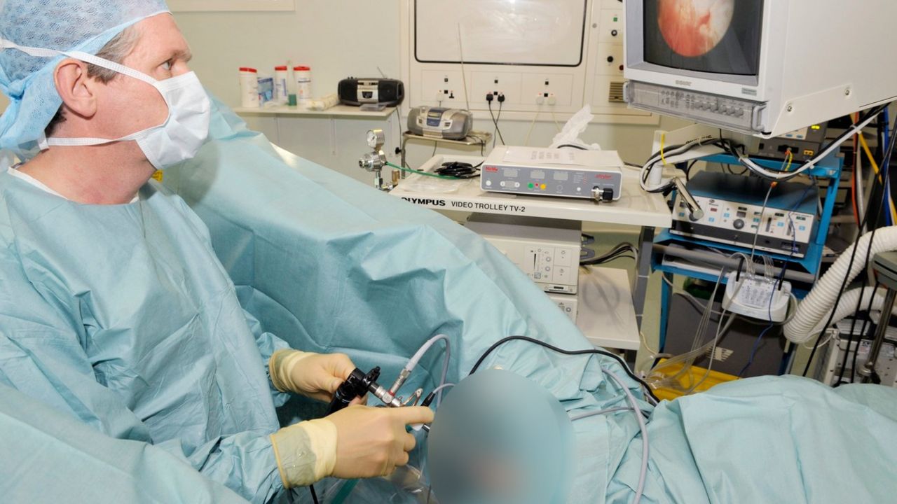 Doktor pregleda pacijenta