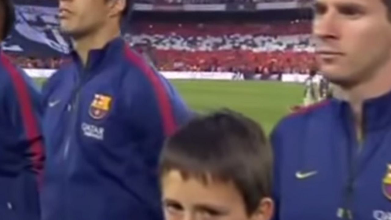 Mesi i Suarez tokom intoniranja španske himne