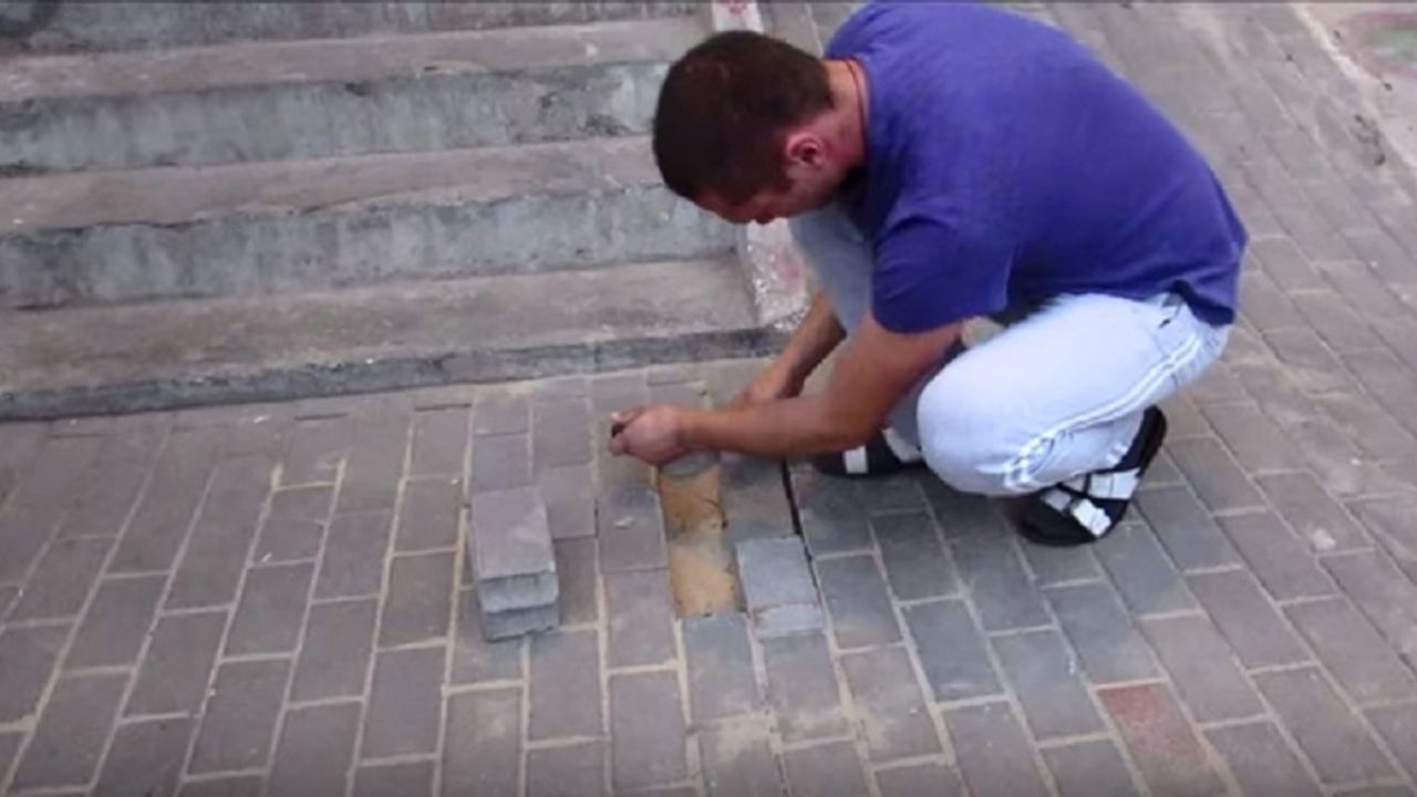 Čobek skida pločnik
