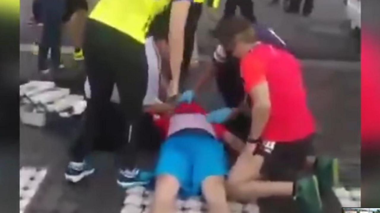 Nesrećni trkač kome se pruža prva pomoć