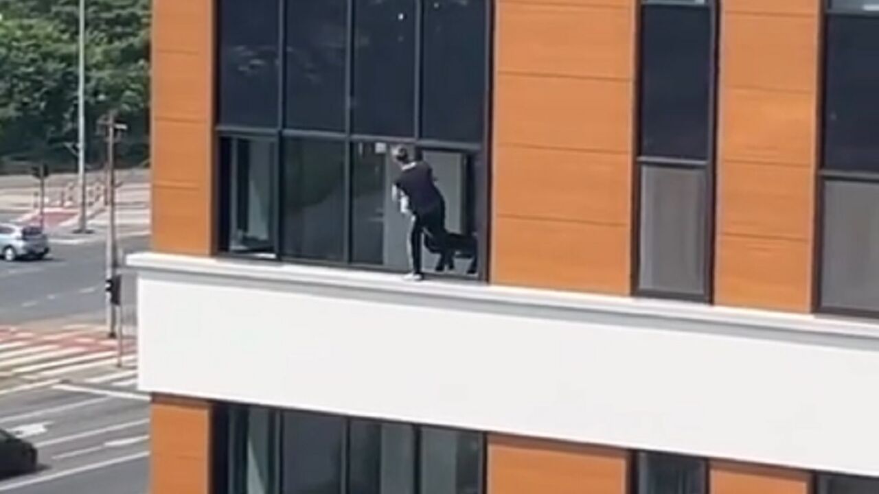 Žena na simsu zgrade