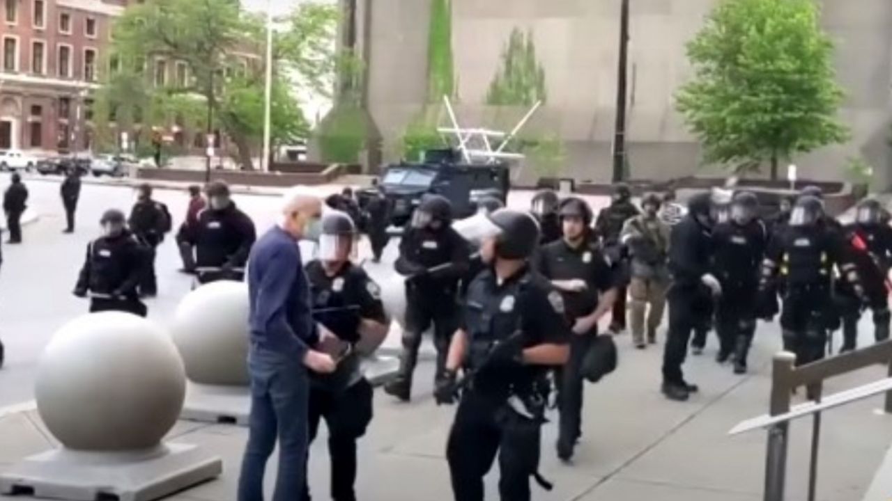 Američka policija gura dekicu